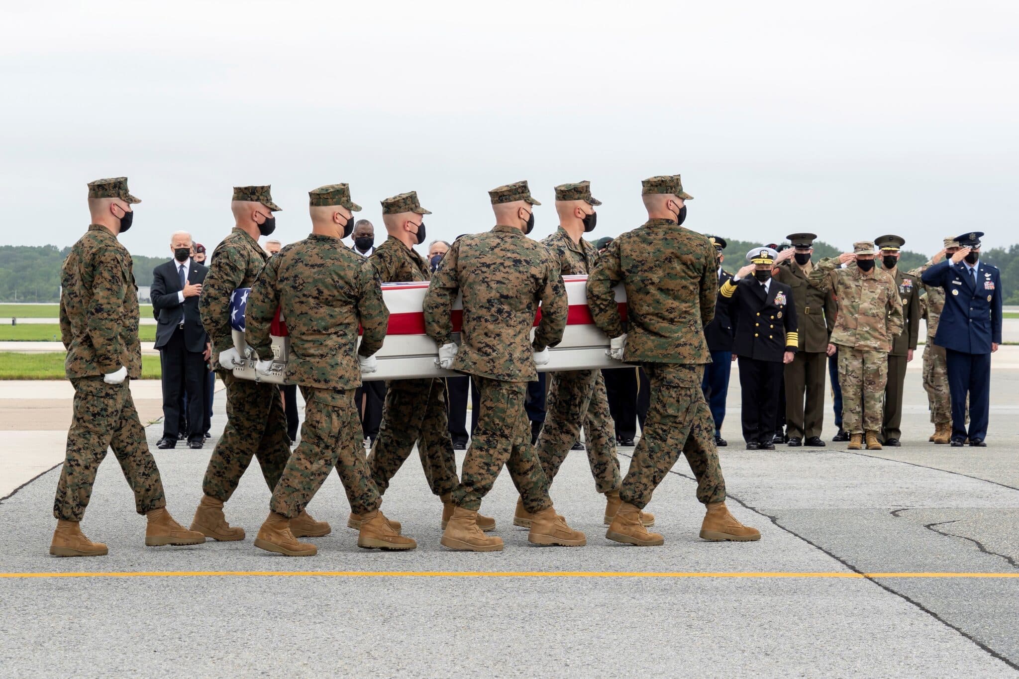 Joe Biden recibe en Dover los féretros de los militares caídos en Afganistán.