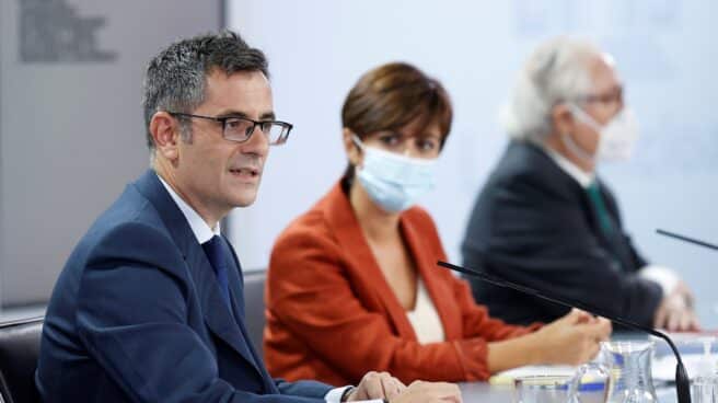 La portavoz del Gobierno y ministra de Política Territorial, Isabel Rodríguez y los ministros de la Presidencia, Félix Bolaños (i) y Universidades, Manuel Castells (d).