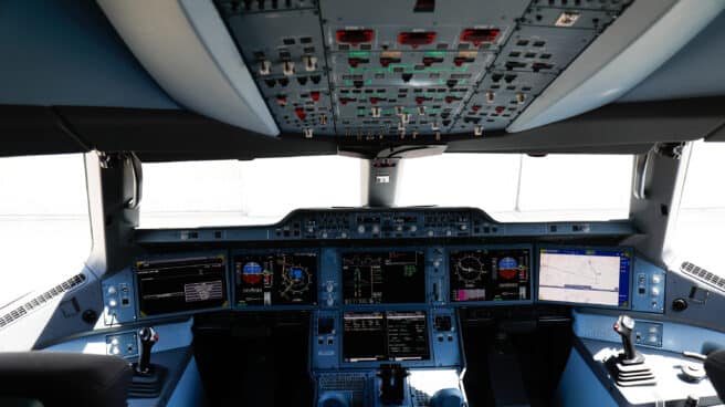 Interior de la cabina del nuevo avión A350, de la aerolínea Iberia.