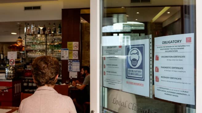 La imposición del certificado covid divide a los hosteleros en Galicia Entrada a un local de hostelería en Santiago de Compostela, A Coruña (Galicia)