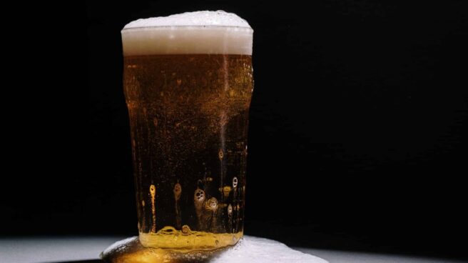 Una vaso de cerveza sobre una mesa.