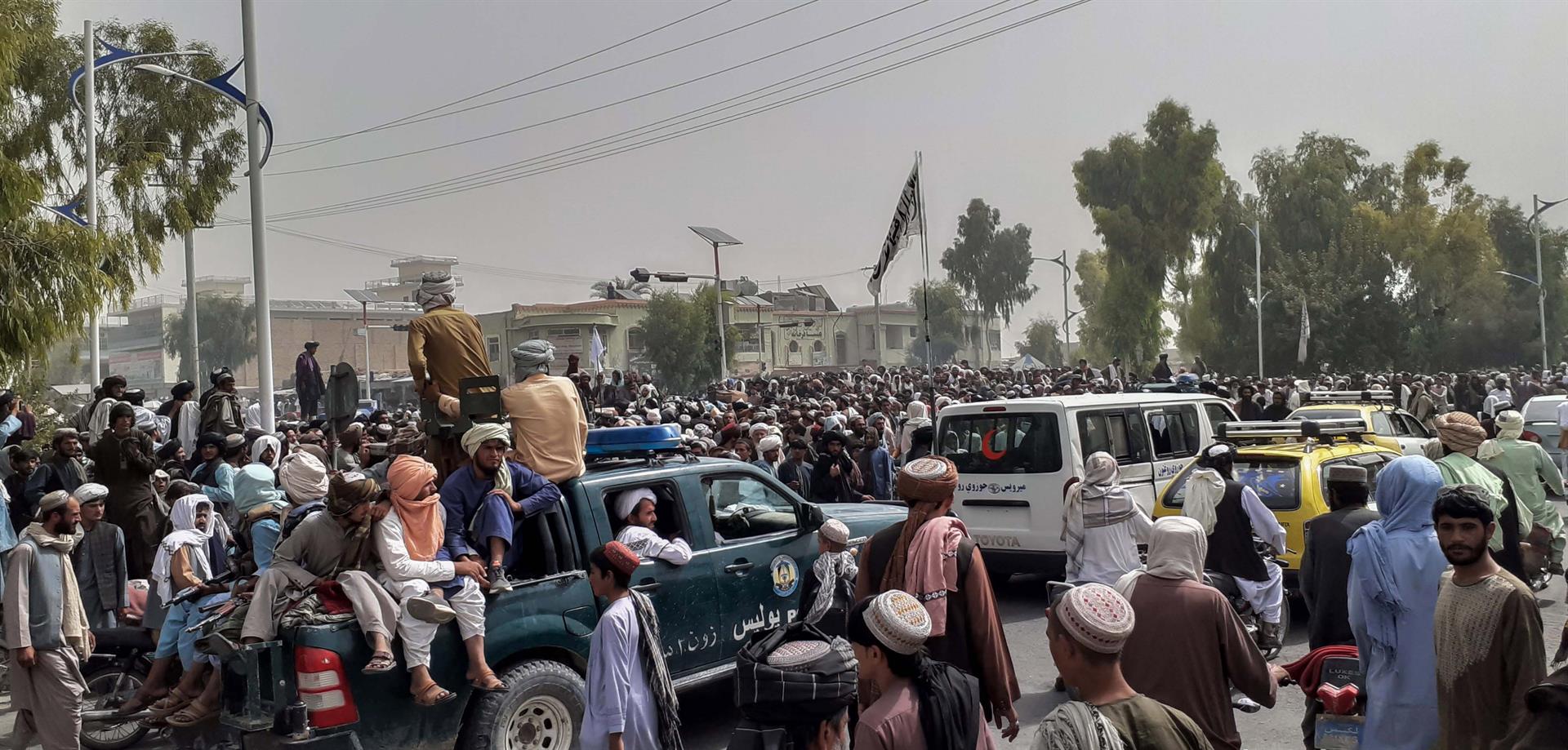 Talibanes en Kandahar tras la toma de la ciudad.