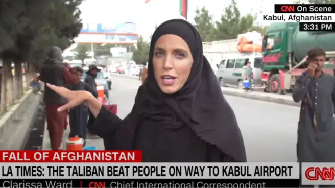 La corresponsal de la CNN Clarissa Ward, evacuada de Kabul en un vuelo militar con refugiados afganos