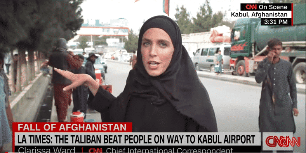 Clarissa Ward durante una cobertura en directo en Kabul (Afganistán) para la CNN
