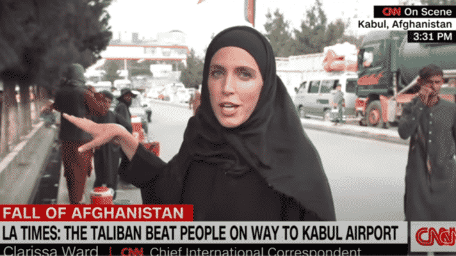 Quién es Clarissa Ward, la periodista de la CNN corresponsal en Afganistán que informa sobre los talibanes Fotograma de Clarisaa Ward, periodista de la CNN, informando desde Afganistán vestida con un hiyab y una abbaya