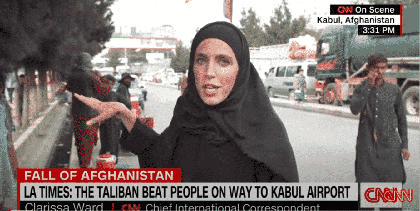 Fotograma de Clarisaa Ward, periodista de la CNN, informando desde Afganistán vestida con un hiyab y una abbaya