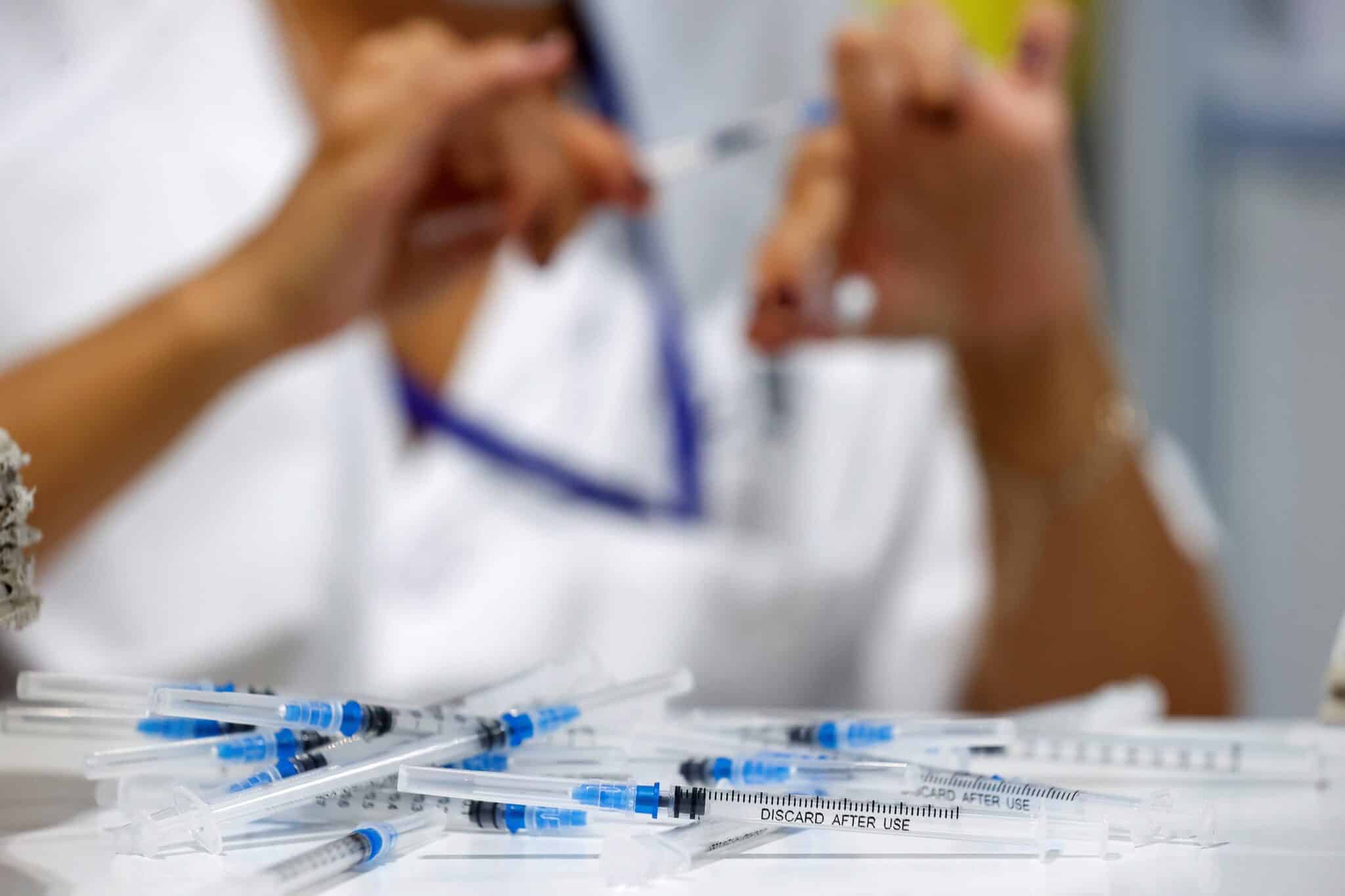 Una sanitaria prepara dosis de vacunas contra la covid-19 en el hospital Enfermera Isabel Zendal de Madrid