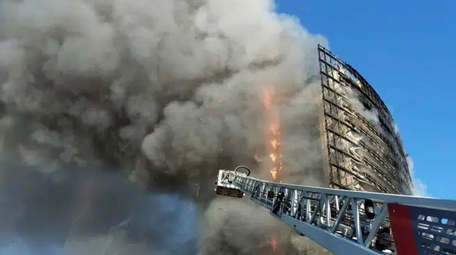 Incendio en Milán: las llamas devoran un edificio de 20 pisos
