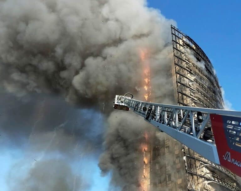 Incendio en Milán: las llamas devoran un edificio de 20 pisos