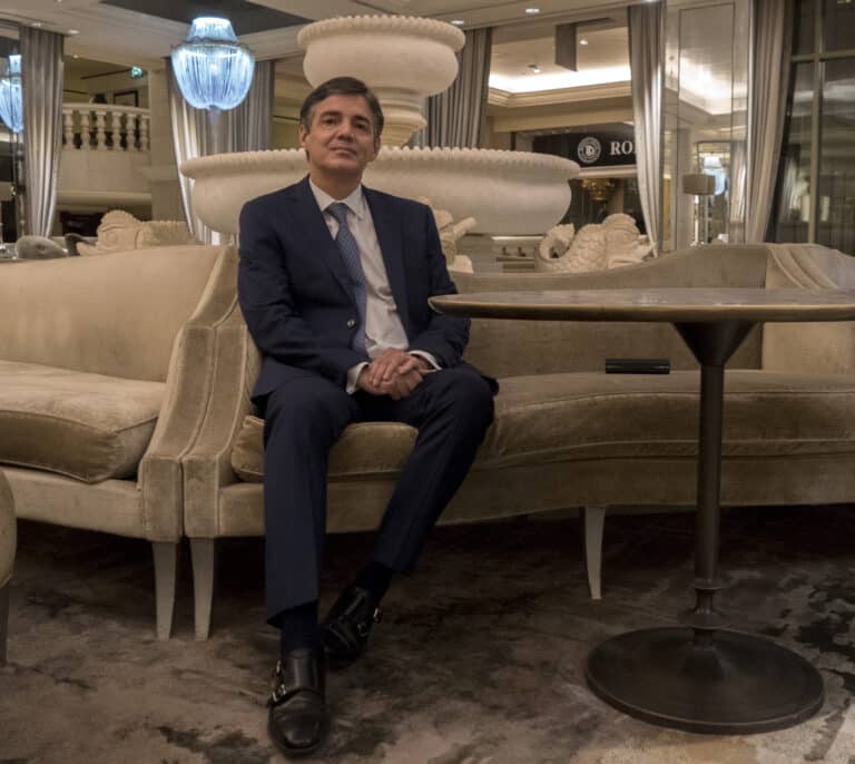El español que reconstruye el hotel icono de Beirut arrasado por la explosión