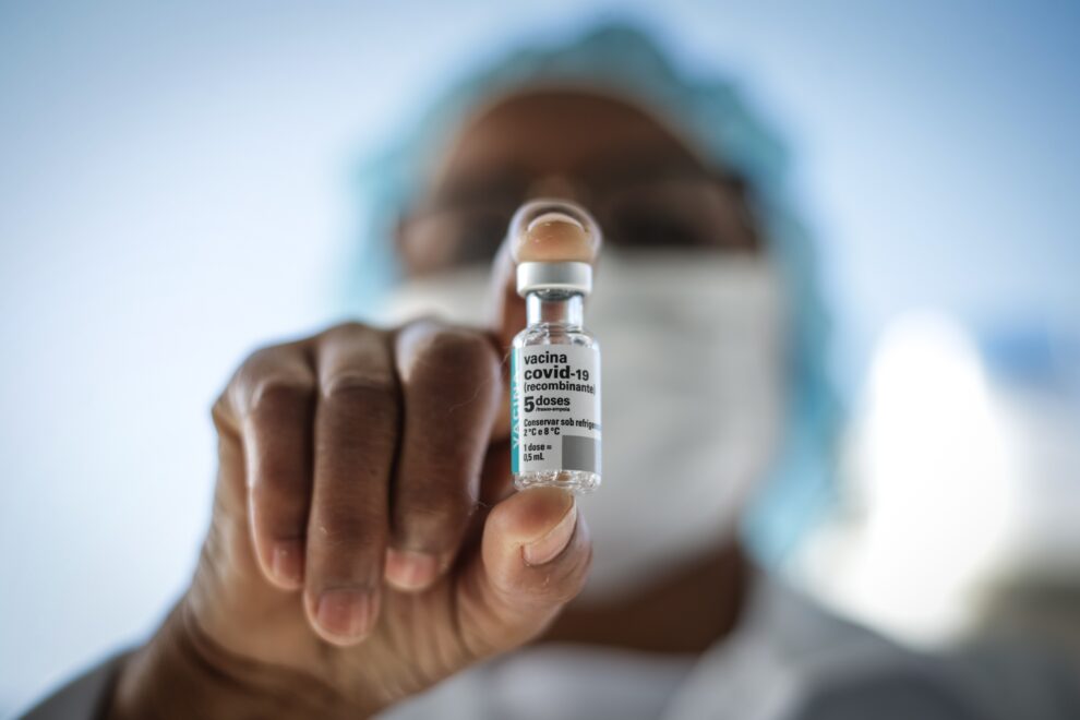 Un trabajador de la salud muestra una dosis de la vacuna contra la covid-19 durante una jornada de inmunización a residentes del complejo de favelas en Rio de Janeiro (Brasil).
