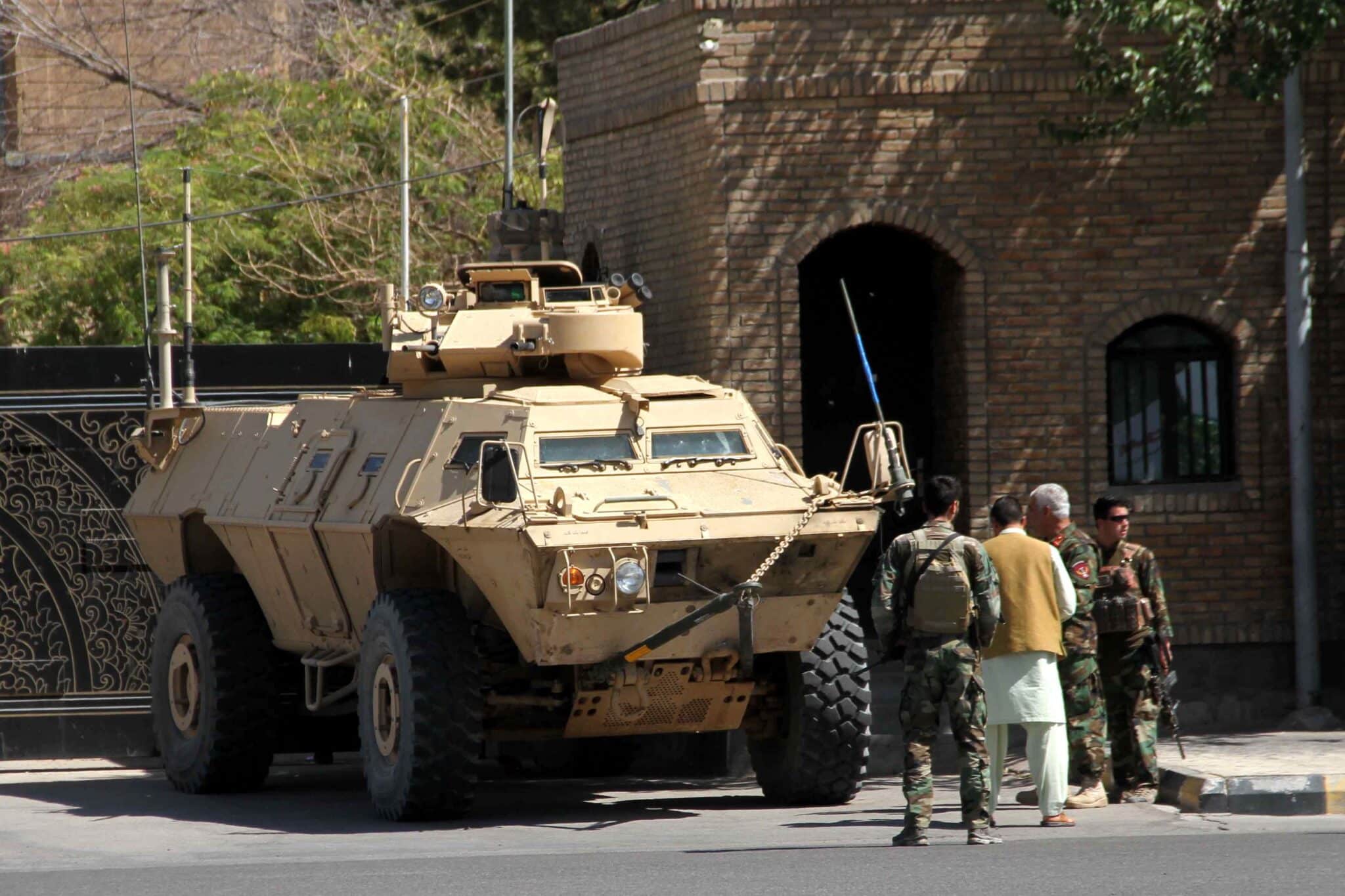 Funcionarios de seguridad afganos patrullan después de recuperar el control de partes de la ciudad de Herat