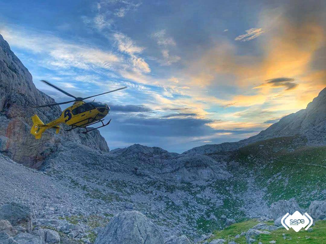 El Grupo de Rescate del SEPA asiste y evacua a una montañera herida tras sufrir una caída en Picos de Europa