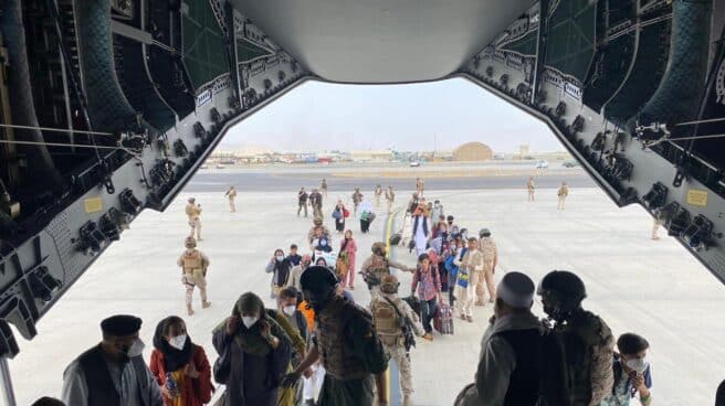 El primer avión para evacuar españoles y afganos despega de Kabul