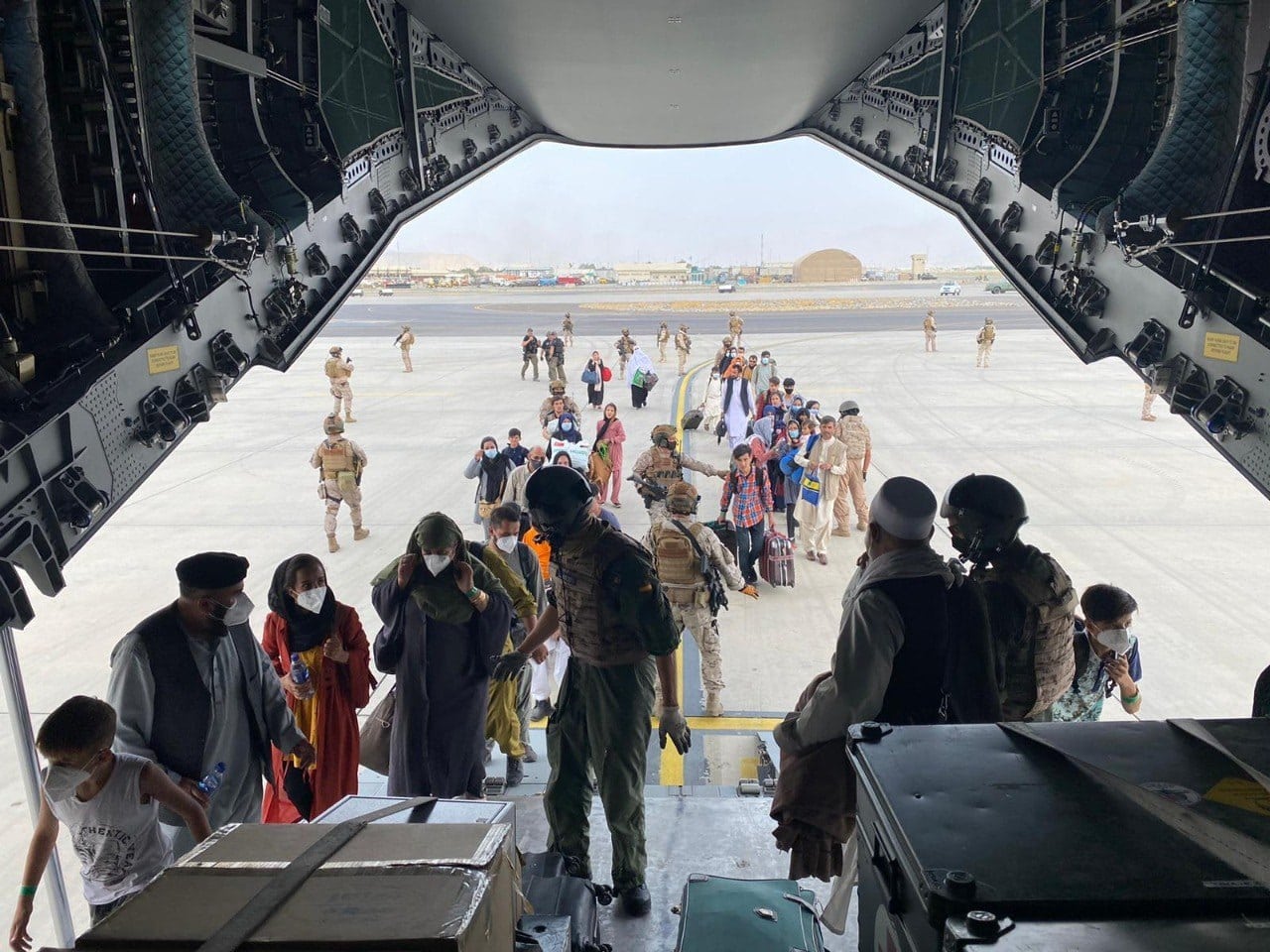 El primer avión para evacuar españoles y afganos despega de Kabul