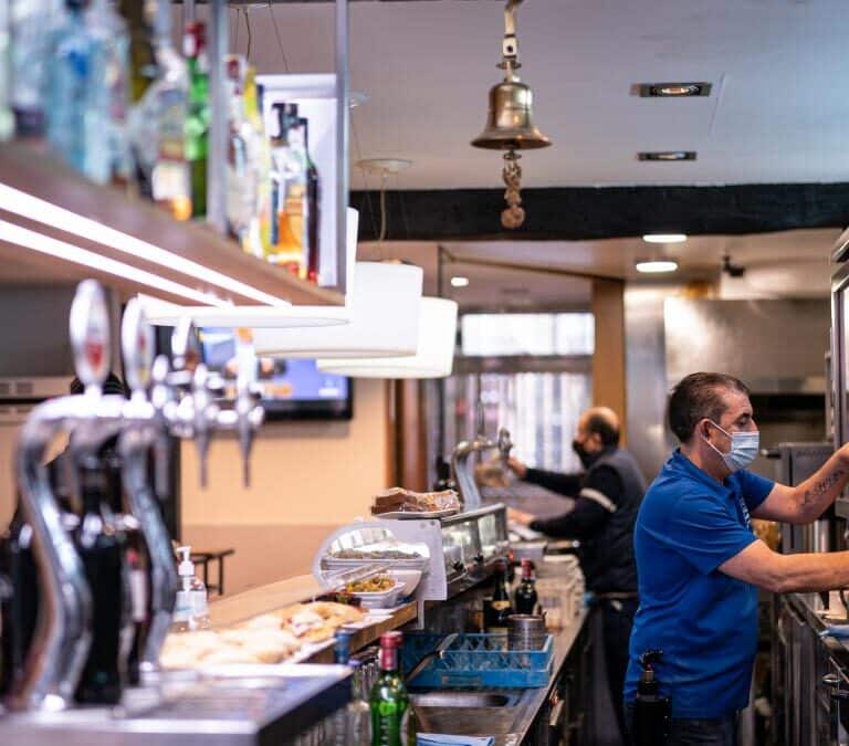 Euskadi pide a la Justicia que le autorice exigir el 'certificado Covid' en locales y restaurantes
