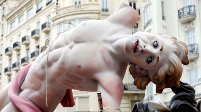Fallas Valencia Un artista fallero da los últimos retoques a un ninot de una de las fallas que será quemada el 5 de septiembre