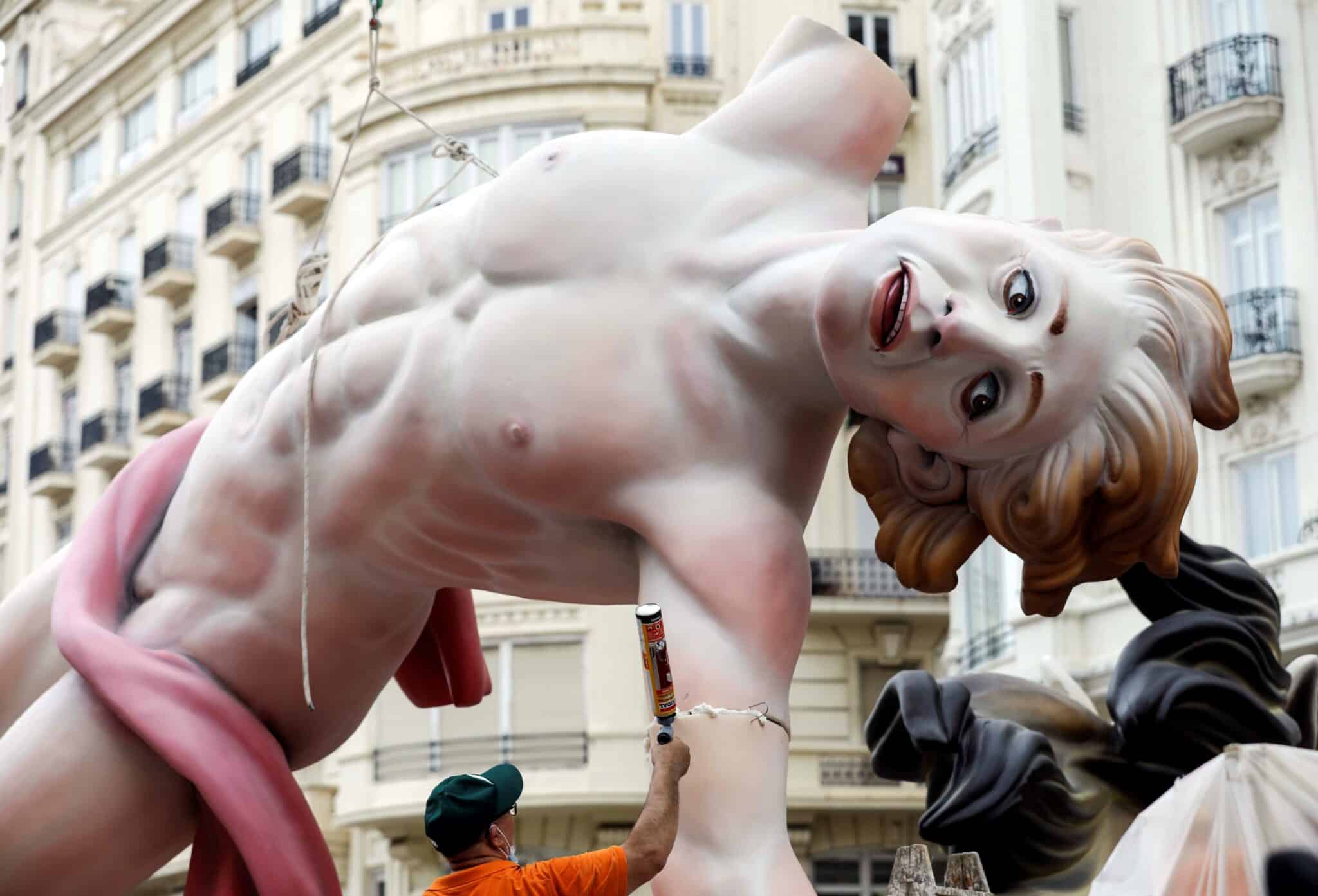 Un artista fallero da los últimos retoques a un ninot de una de las fallas que será quemada el 5 de septiembre