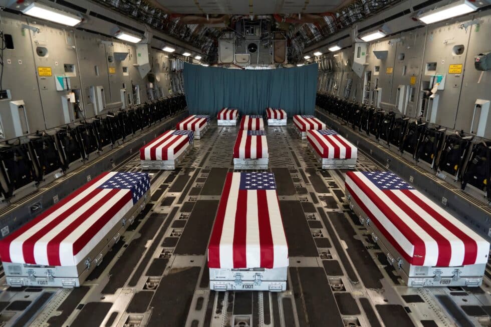 Féretros de los militares estadounidenses fallecidos recientemente en un atentado en Afganistán