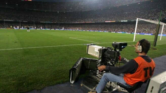 Una cámara de televisión graba en directo un partido de fútbol en el Camp Nou (Barcelona)