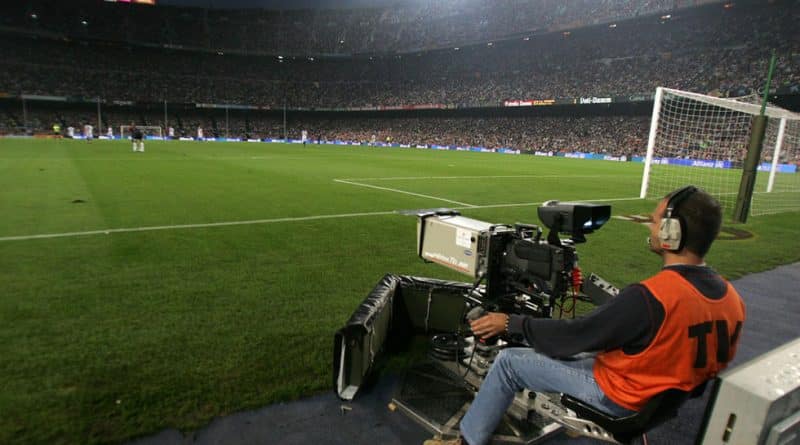 Una cámara de televisión graba en directo un partido de fútbol en el Camp Nou (Barcelona)