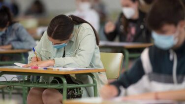 El regreso a las aulas se acerca con la mitad de jóvenes vacunados con una sola dosis