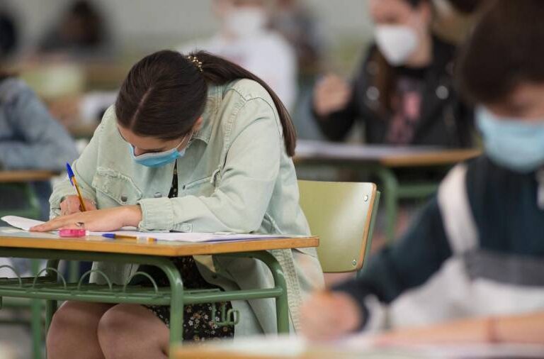 El regreso a las aulas se acerca con la mitad de jóvenes vacunados con una sola dosis