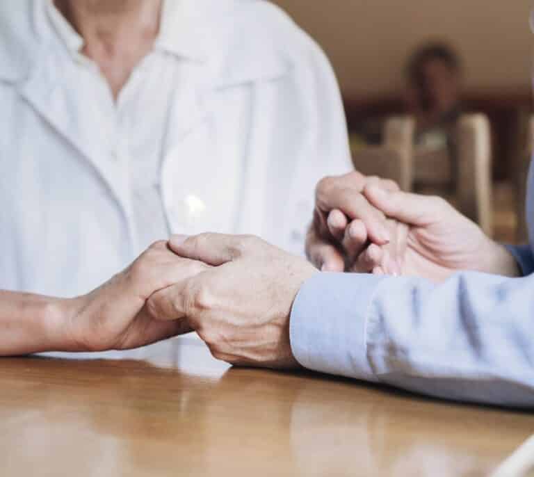 Teleasistencia, estancias temporales en residencias e iniciativas colaborativas para amenizar la atención de mayores en verano