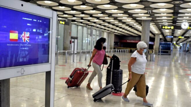 Dos pasajeras con maletas en la terminal T1 del Aeropuerto de Madrid-Barajas Adolfo Suárez, en Madrid