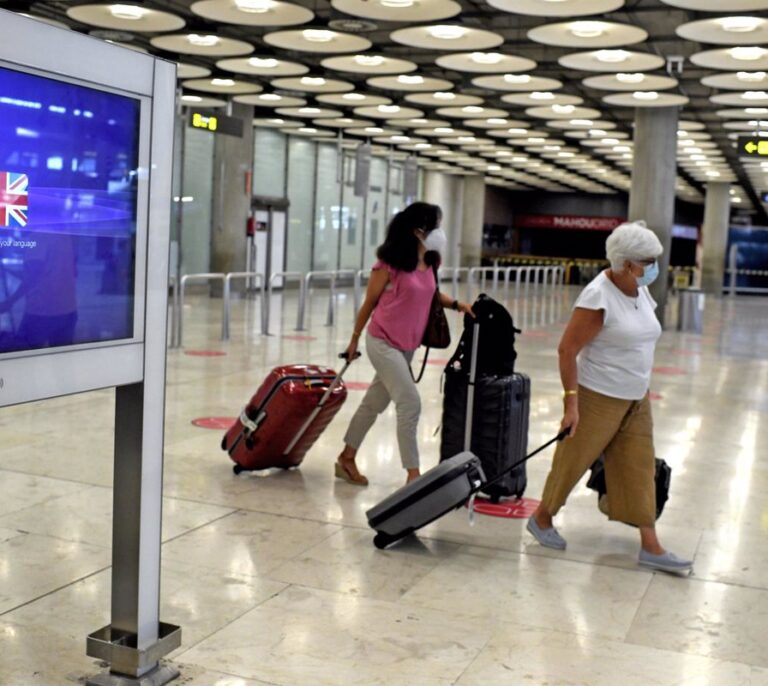Facua denuncia a 27 aerolíneas por no ofrecer un teléfono gratuito de atención al cliente