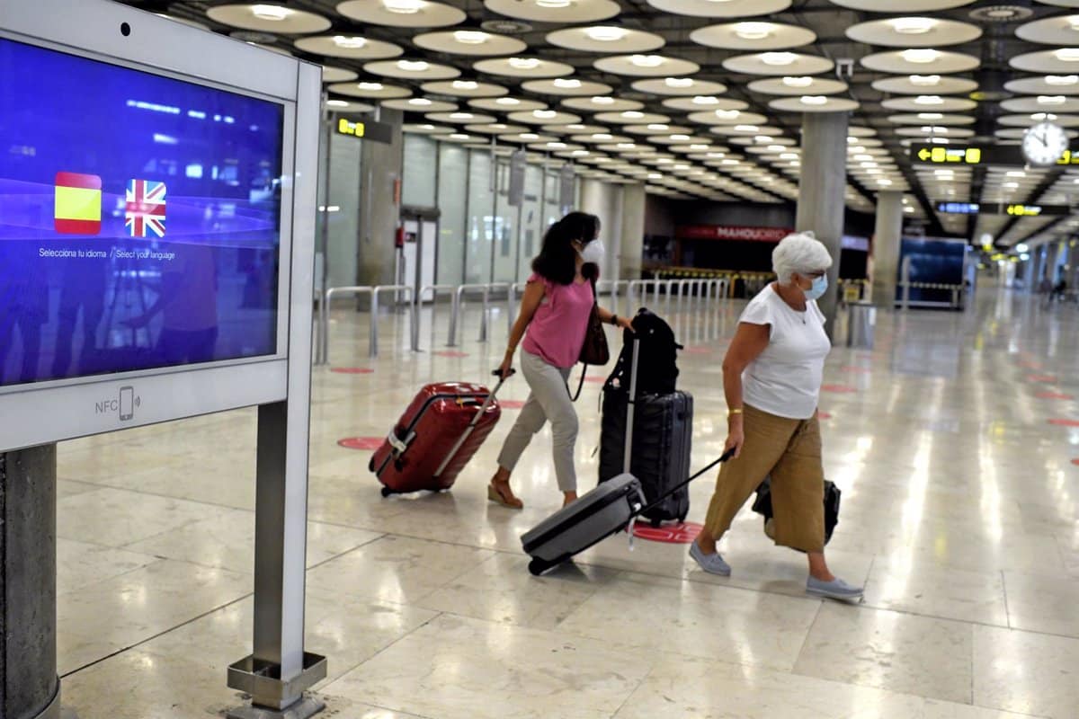 Dos pasajeras con maletas en la terminal T1 del Aeropuerto de Madrid-Barajas Adolfo Suárez, en Madrid