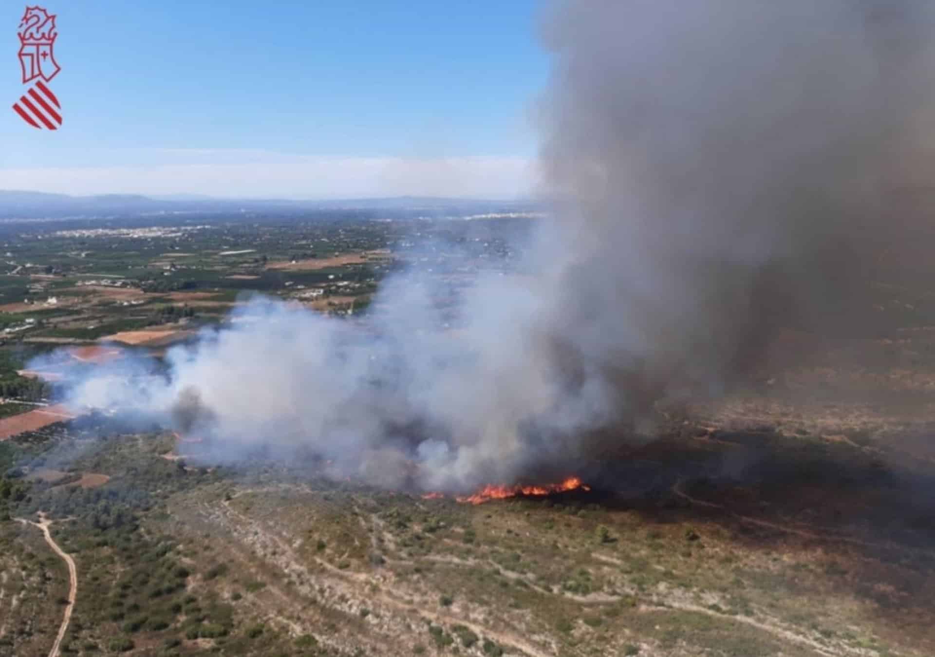 Un incendio forestal en Valencia obliga a desalojar dos urbanizaciones