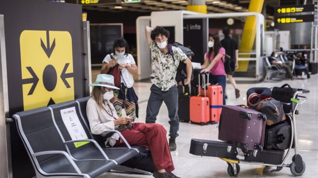 Archivo - Turistas en el aeropuerto