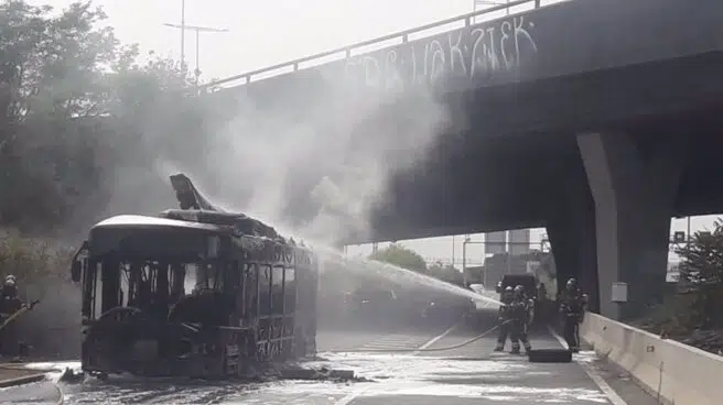 Se incendia un autobús en la Diagonal de Barcelona sin causar heridos