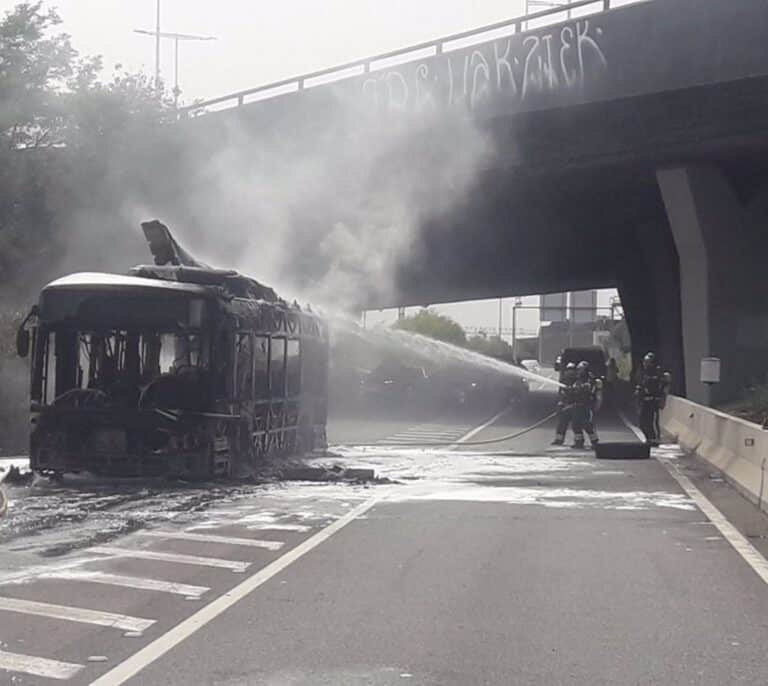 Se incendia un autobús en la Diagonal de Barcelona sin causar heridos