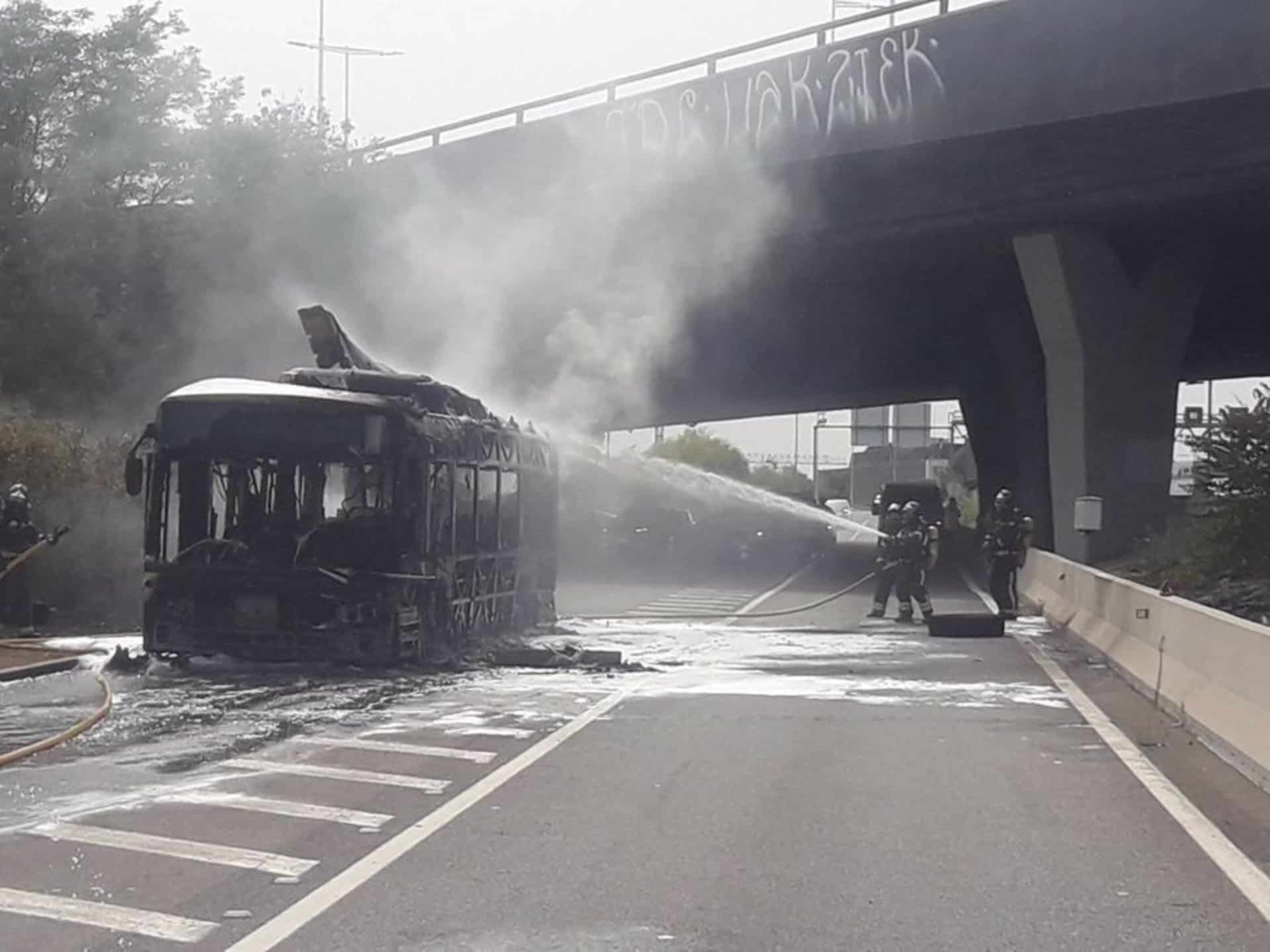 Se incendia un autobús en la Diagonal de Barcelona sin causar heridos