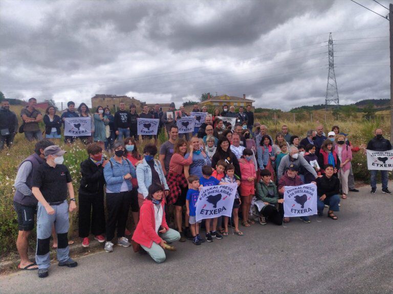 Personas congregadas a las puertas de la cárcel de Logroño a la salida de Aitor Fresneda