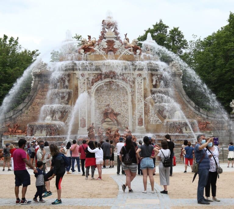 La Granja de San Ildefonso celebra San Luis con el encendido de sus fuentes