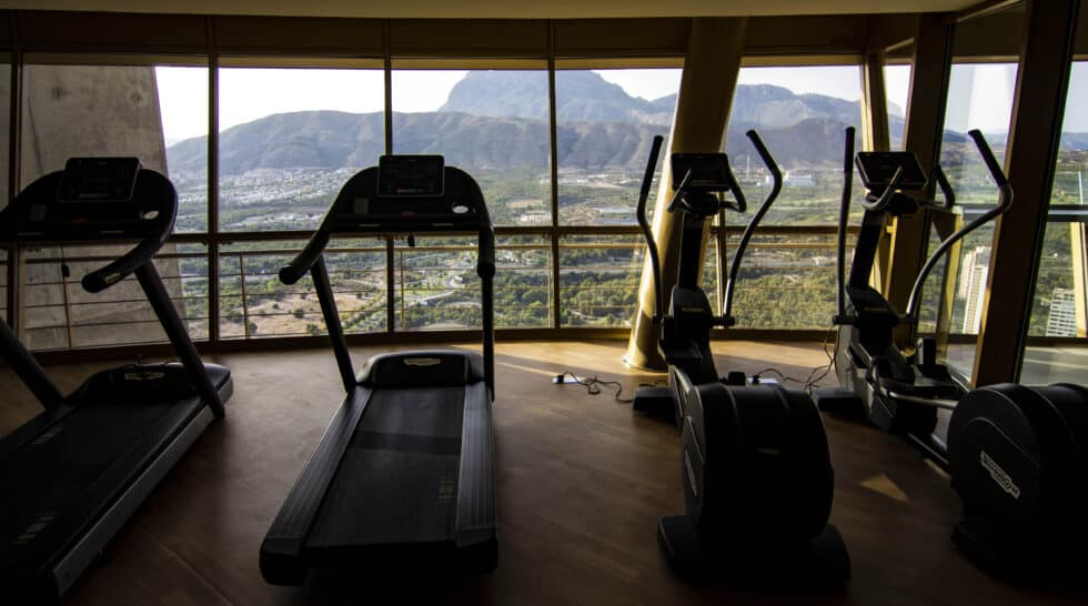 Gimnasio con vistas al Puig Campana.