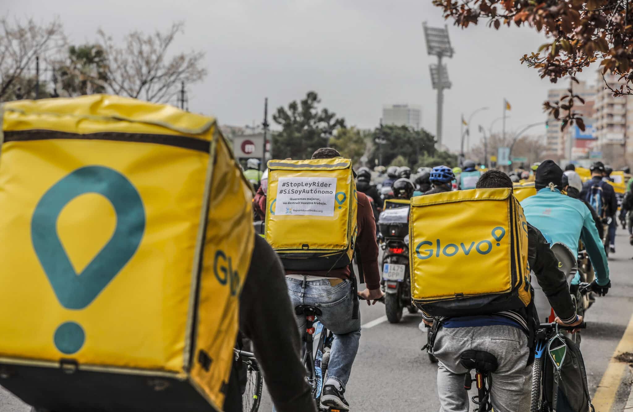 Varios 'riders' participan en una manifestación de repartidores a domicilio en Valencia.