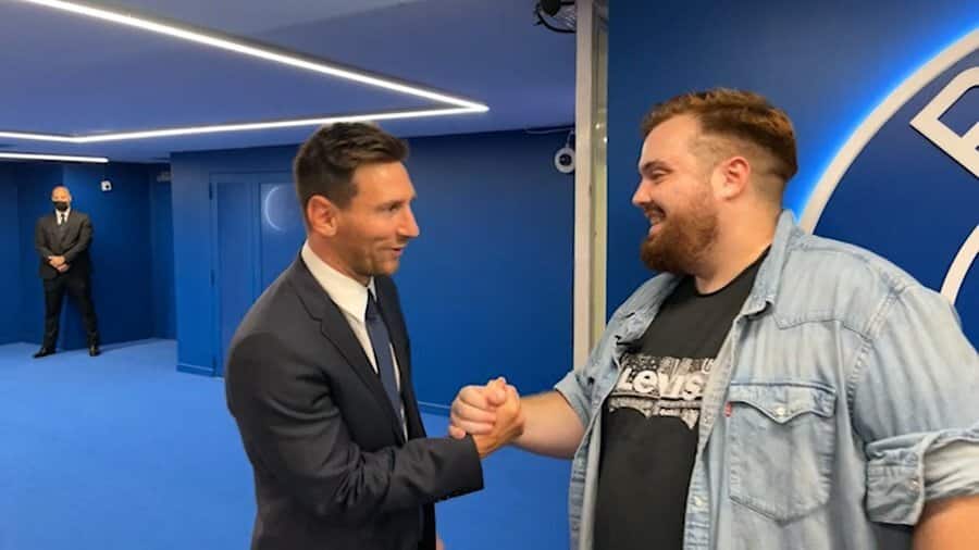 Messi e Ibai en la presentación del futbolista.