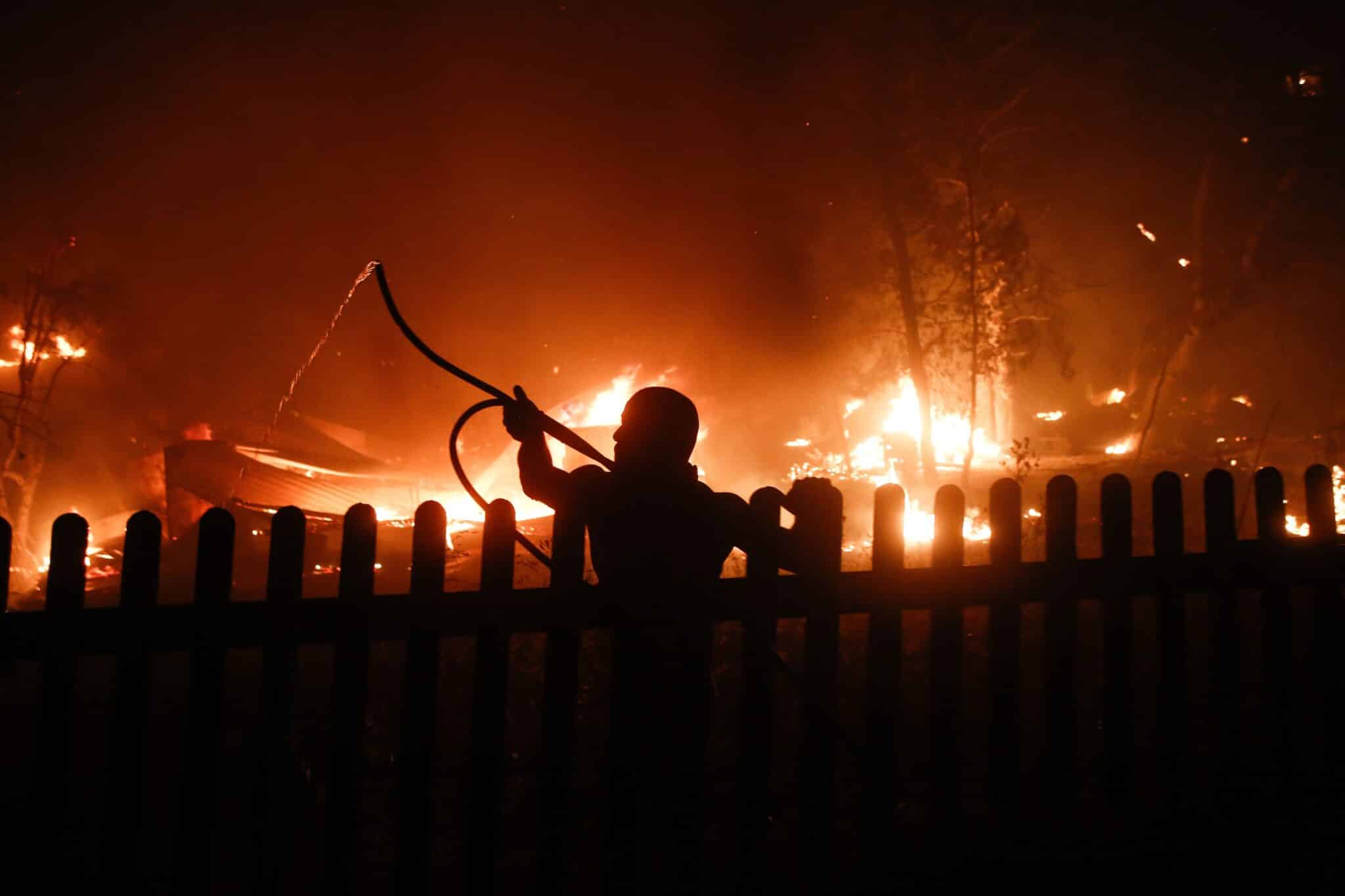 Un hombre intenta extinguir un fuego en Varybobi, un suburbio de Atenas.