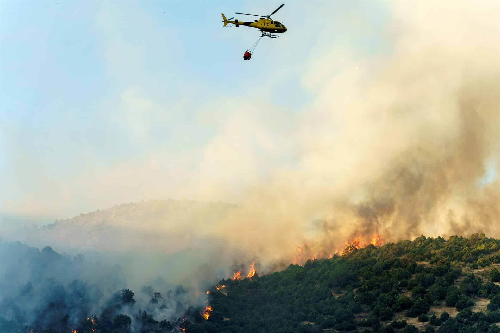 Un incendio en Cebreros (Ávila) obliga a desplegar a un centenar de militares y una máquina pesada