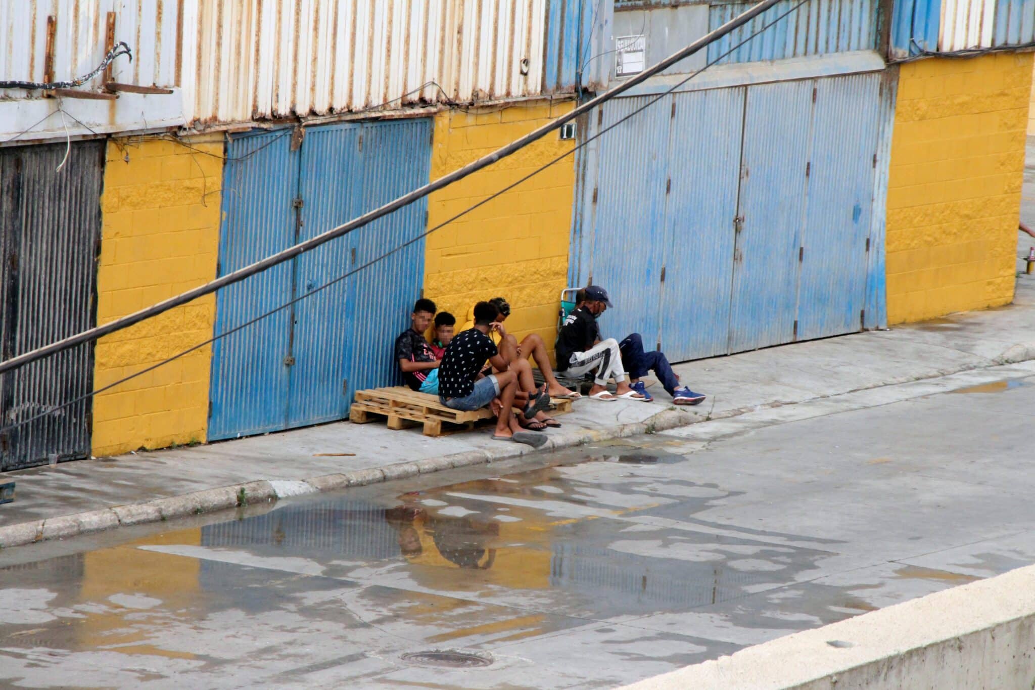 Un grupo de menores se fugan de las naves del Tarajal para evitar ser devueltos a Marruecos