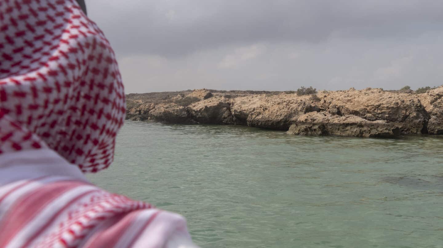 Un visitante observa las aguas cristalinas de la isla de Farasan