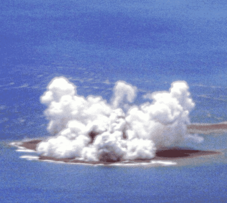 Un volcán submarino hace aflorar una nueva isla cerca de Japón