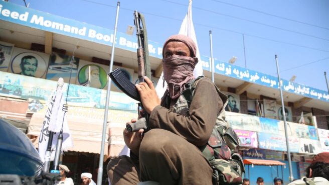 Un combatiente talibán patrulla en las calles de Jalalabad.
