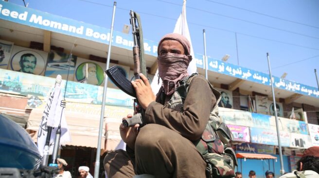 Ni una sola razón para creerles Un combatiente talibán patrulla en las calles de Jalalabad.
