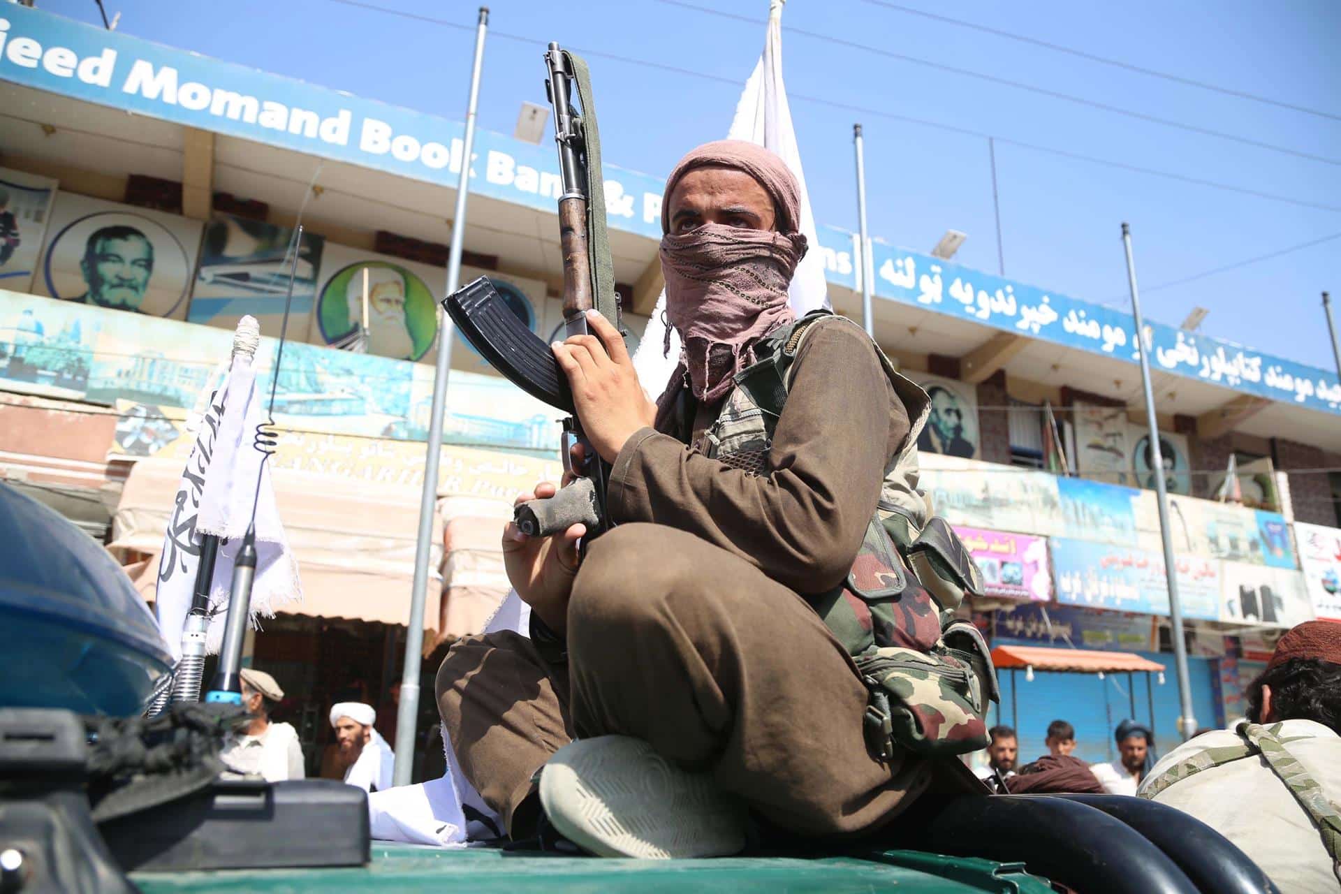 Un combatiente talibán patrulla en las calles de Jalalabad.