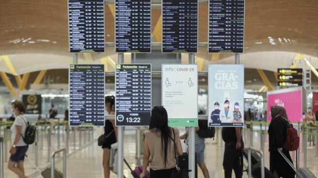 Pasajeros cerca de páneles informativos en la terminal T4 del aeropuerto Adolfo Suárez Madrid-Barajas. Pasajeros cerca de páneles informativos en la terminal T4 del aeropuerto Adolfo Suárez Madrid-Barajas.
